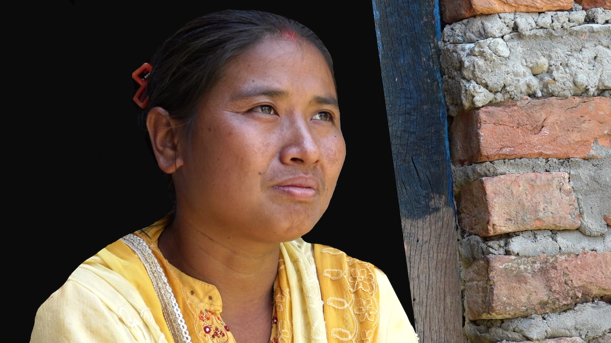 आफ्नो घरको दैलोमा बसेर मोहनबारे कुरा गर्दै शोभा। तस्बिर : सविता बुढा/सेतोपाटी